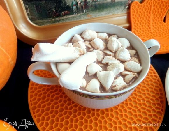 Украсить верх зефирками.