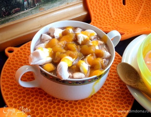 Полить тыквенным соусом на маршмеллоу.