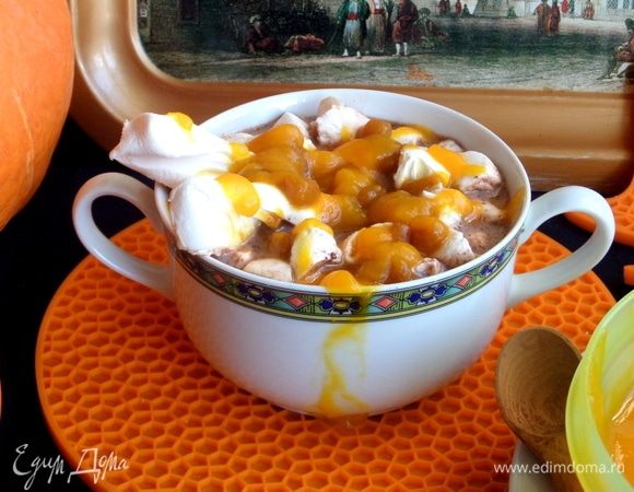 Сразу подаем. Рядом должна быть ложечка. Оставшийся соус можно подать к блинам или оладьям, храним в холодильнике.