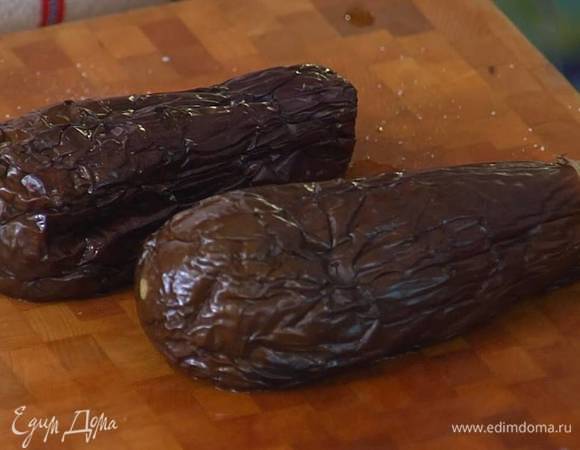 Два баклажана часто наколоть вилкой, выложить на противень, выстеленный бумагой для выпечки, и запекать под разогретым грилем 20 минут.