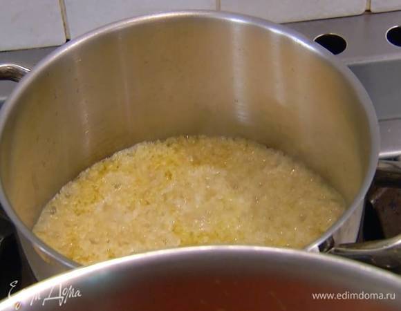 Разогреть в тяжелой кастрюле 2 ст. ложки оливкового масла, всыпать булгур, перемешать и немного прогреть, затем залить горячей водой и варить на небольшом огне до готовности.