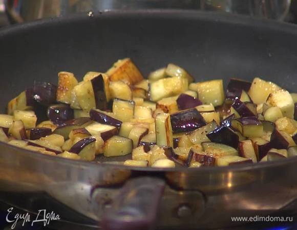 Разогреть в сковороде 3 ст. ложки оливкового масла и обжарить нарезанный баклажан до золотистого цвета, затем выложить на бумажное полотенце, чтобы удалить излишки жира.