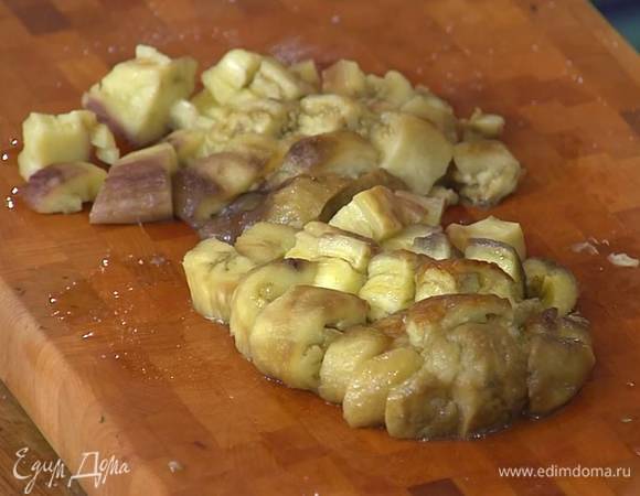 Запеченные целые баклажаны очистить от кожицы, мякоть нарезать небольшими кусочками.