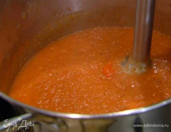 Обжаренный лук с чесноком и помидорами переложить в глубокую кастрюлю, добавить горячий бульон, кусочки запеченных баклажанов, сахар и соль, все перемешать и взбить погружным блендером в пюре, затем добавить булгур, еще раз перемешать и снять с огня.