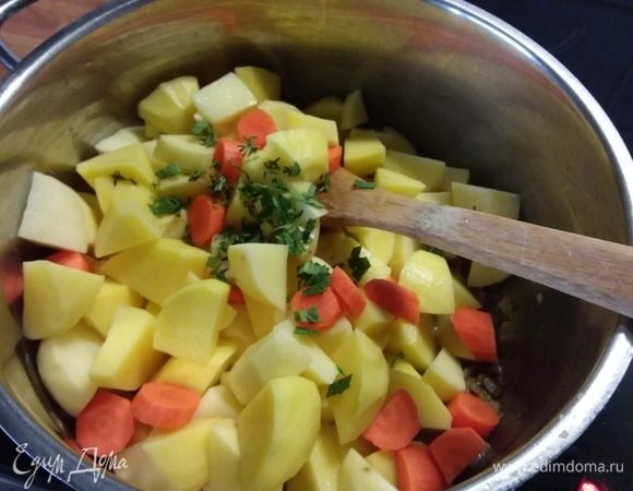 Овощи очистить, лук и чеснок мелко порубить, пассеровать на смеси растительного и сливочного масла. Добавить порезанный кубиком картофель и морковь, добавить листики тимьяна и мелко рубленный шалфей, обжарить вместе в течение нескольких минут. 