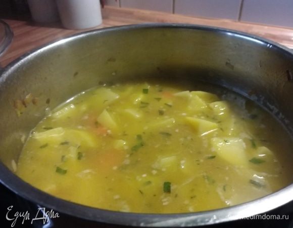 Влить вино, дать выпариться алкоголю и влить куриный бульон. Бульон должен едва покрывать картофель. Варить до готовности. 
Количество бульона лучше откорректировать в последствии, зависит от того, какой густоты суп вы хотите.
