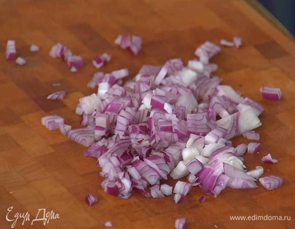 Лук и чеснок почистить и мелко порубить.