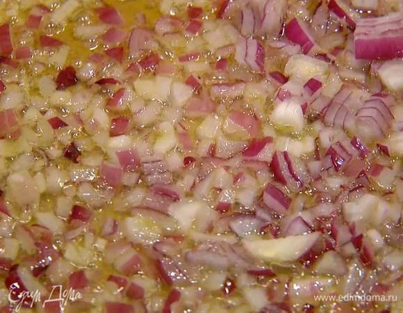 Разогреть в сковороде 2 ст. ложки оливкового масла и обжарить лук и чеснок до прозрачности.