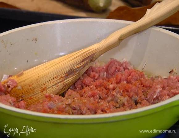 Баранину пропустить через мясорубку, выложить к луку с чесноком, посыпать зирой, паприкой, перцем чили и перемешать.