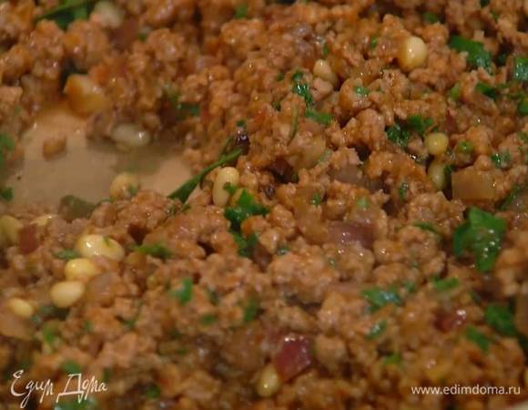 Петрушку мелко порубить, добавить к фаршу, все перемешать и еще немного обжарить.