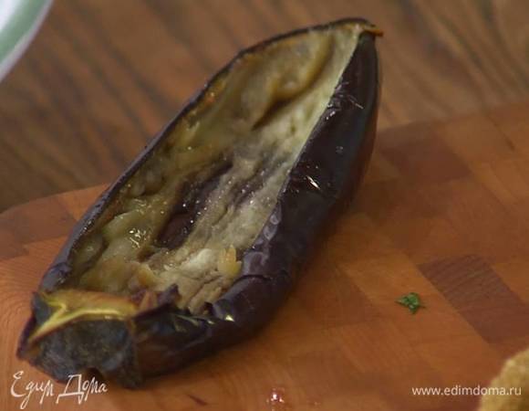 Из запеченных баклажанов вынуть мякоть, стараясь не прорезать стенки, так чтобы получились лодочки.