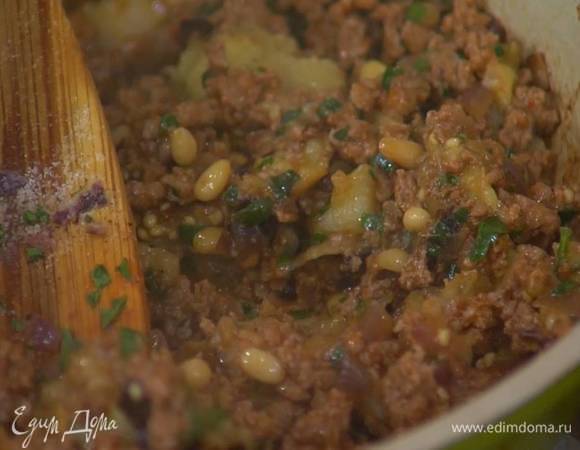 Мякоть баклажанов мелко порубить, посолить, поперчить и перемешать с фаршем.