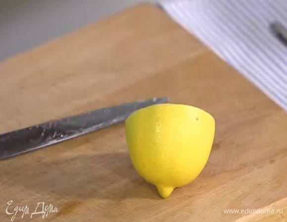 Из половинки лимона выжать 2 ст. ложки сока.