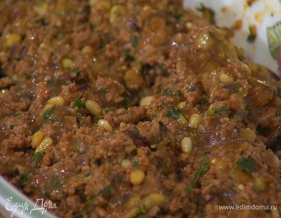 Баклажаны уложить в жаропрочную керамическую форму, наполнить их мясным фаршем и полить сверху соусом, добавить палочку корицы, затянуть форму пищевой фольгой и отправить в разогретую духовку на 20 минут.