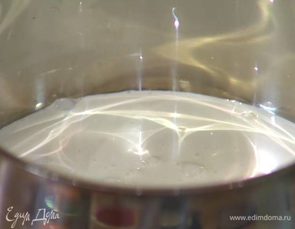 Сливки влить в небольшую кастрюлю и поместить на огонь.