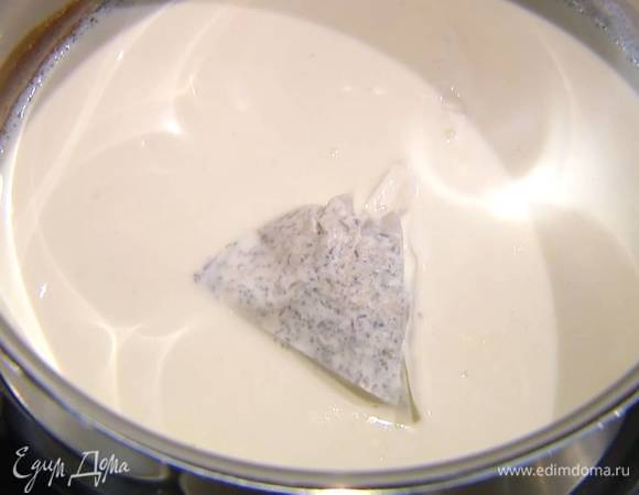 Мелиссу и ромашку всыпать в бумажный пакетик для чая и, скрепив края, опустить его в сливки.