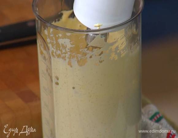Коричневый сахар с желтками взбивать блендером с насадкой-венчиком, пока сахар полностью не растворится.
