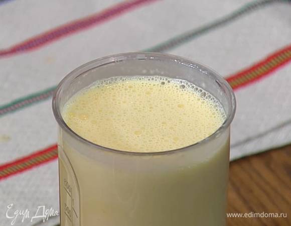 Не выключая блендера, тонкой струйкой влить горячие сливки и взбить все в однородную массу.