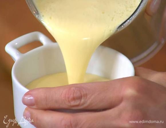 Разлить сливочную смесь в небольшие керамические формы, поместить их в противень, наполовину заполненный горячей водой, и отправить в разогретую духовку на 20 минут.