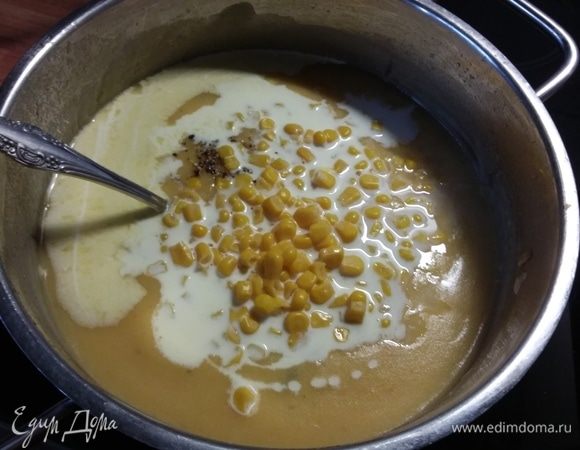 Добавить кукурузу. 