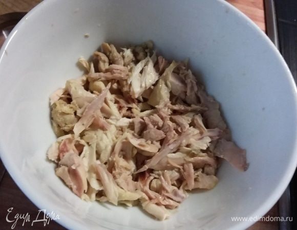 Снять куриное мясо с косточек. 