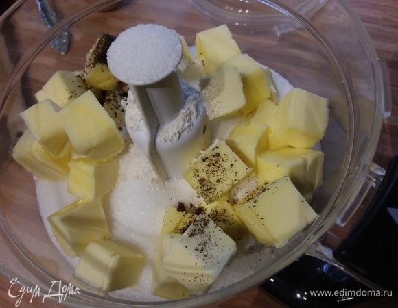 В блендере смешать муку (само собой разумеется можно взять обычную пшеничную муку), сахар и соль. Добавить кубики холодного сливочного масла. 