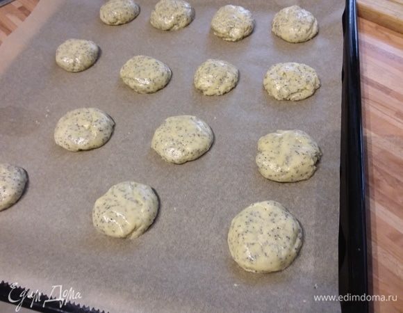 На противень, покрытый пергаментной бумагой выложить ложкой тесто (примерно по 1 ст. л.), придать ему круглую форму и немножко приплюснуть. 