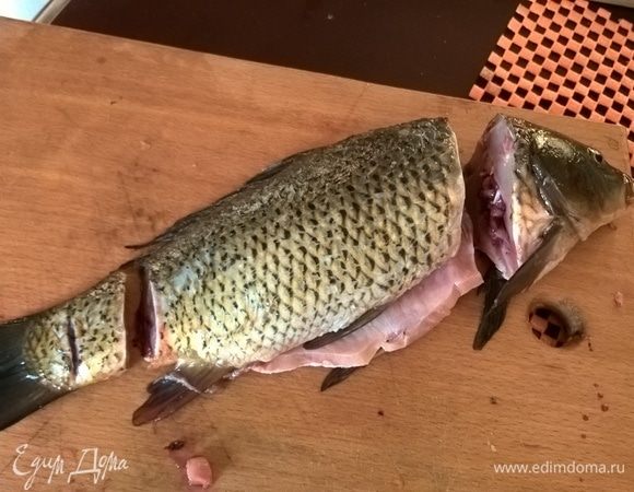 Отрезаем головы и хвосты, если плавники большие, то и их вырезаем.