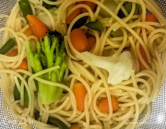 Отварить спагетти и овощи.
После этого откинуть в дуршлаг.
Морковь карликовая.
