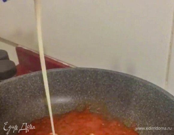 Разогреть сковородку. После чего влить томатный соус. А затем через полминуты влить в него сливки. Перемешать до однородной массы.