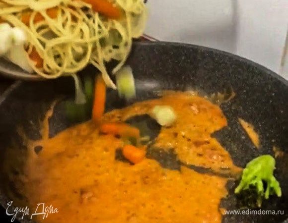 Соединить овощи, спагетти и соус.
Смешать. Прогреть 2 минуты.
Выложить на тарелки, украсить листьями базилика и тертым пармезаном. 