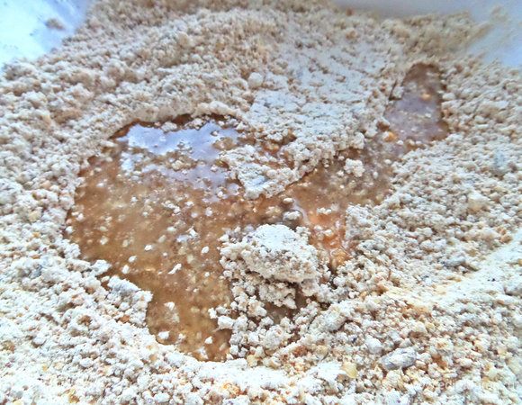 Влить оливковое масло.