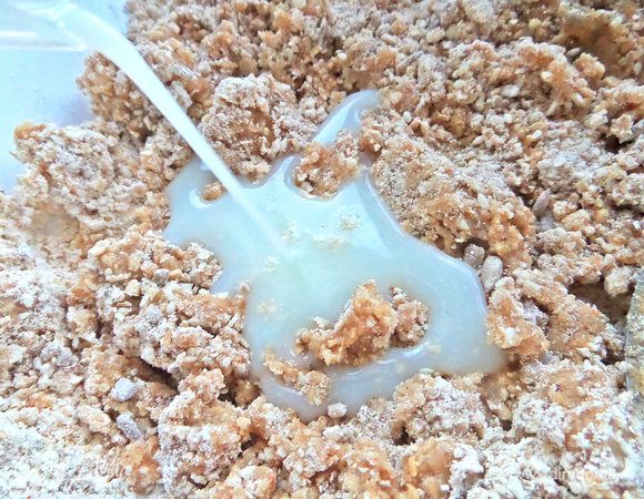 Влить теплую сыворотку или молоко. Если используете свежие яйца, то, возможно, жидкости понадобится меньше.