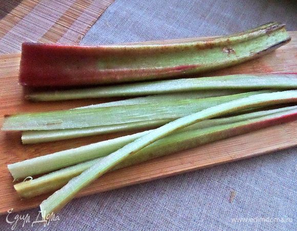 Ревень я не очищаю, только мою. Разрезать вдоль на полоски.