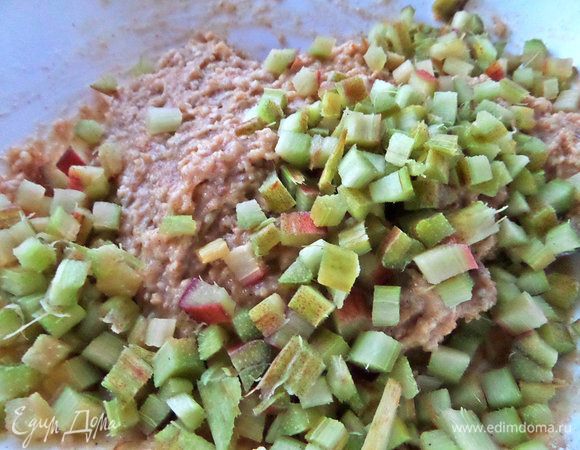 Затем — на мелкие кубики и высыпать в тесто.