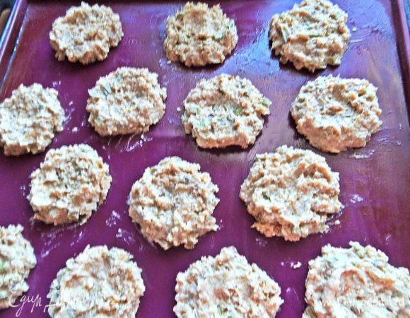 Формируем из теста на силиконовом коврике кружочки на расстоянии.