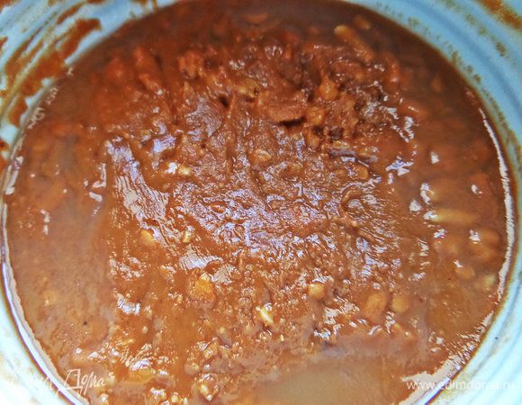 Арахисовая паста готовая, с кусочками арахиса, продавалась в железной большой банке.