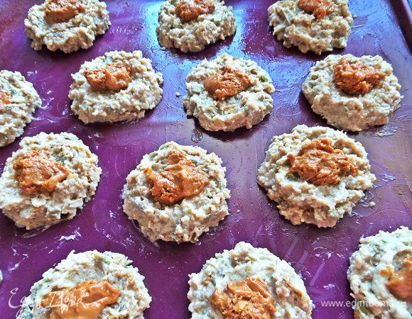 Положить в центр каждого кружочка по половинке ч. л. пасты.