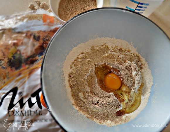 Добавить перемолотые с помощью кофемолки ржаные отруби ТМ «Лито». Сверху сделать углубление, добавить яйцо, соль, растительное масло, воду и замесить мягкое эластичное тесто. Скатать тесто в шар, смазать сверху растительным маслом, накрыть салфеткой и оставить на 30–40 минут.