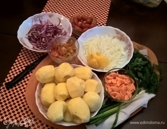 Пока варится бульон, подготовим овощи. Картофель чистим и не нарезаем. Он должен быть целым, поэтому лучше подобрать клубни средних размеров. Если картофель очень крупный, делим его до размеров средней картофелины.