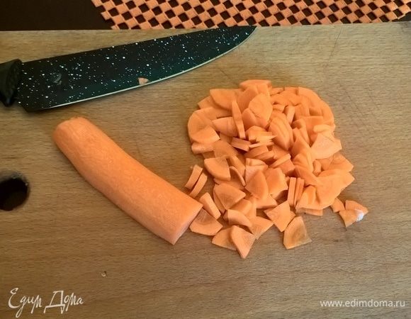 Оставшуюся морковь режем на кусочки вашей любимой формы, как в обычный суп. Но традиционно в юшку по-херсонски все овощи режутся крупно, поскольку рыбакам в походных условиях не до высокой кухни:)