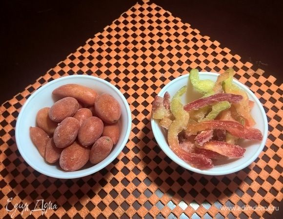 Помидоры и болгарский перец у меня замороженные с осени, поэтому никаких манипуляций я с ними делать не буду. А свежие нарезаем. Но помидорчики желательно очистить от кожуры. Чтобы очистить быстро, делаем на верхушке крестообразные надрезы, погружаем на минутку в кипящий бульон, потом в холодную воду — и теперь они легко очищаются. В принципе, их можно и не чистить — как вы понимаете, рыбаки этим уж точно не занимались:) Но кожура придает специфический привкус и запах, который лично мне не очень нравится, поэтому я их, по возможности, чищу.