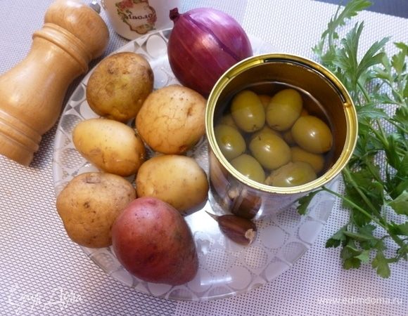 Подготовим все продукты для салата. Как видите, их немного, и они совсем не дефицит. У меня картофель небольшого размера, если картофель крупный, то на две порции вполне хватит 4 штуки. 