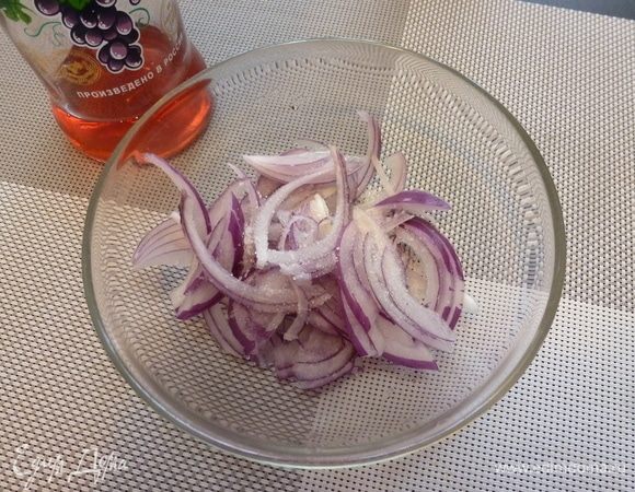 Лук нарезать перьями, добавить соль, сахар и винный уксус. Оставить мариноваться на 10-15 минут.