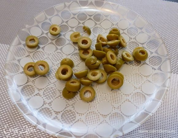Оливки нарезать колечками.