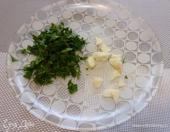 Зелень петрушки и чеснок измельчить.