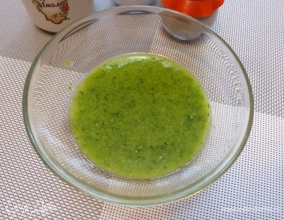 Пробить в блендере вместе с оливковым маслом. Это заправка для салата.