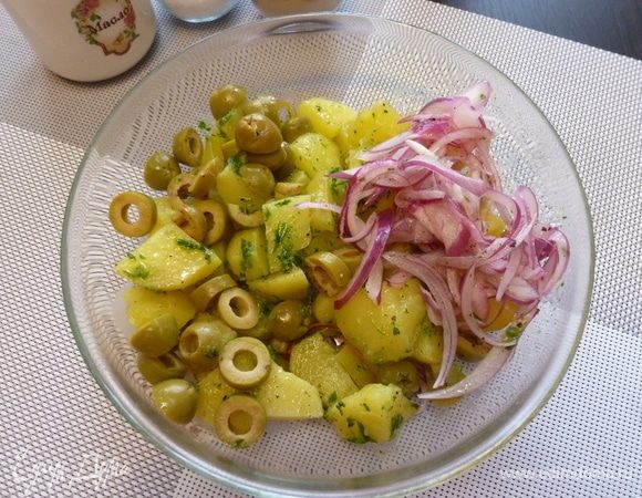 Добавить нарезанные оливки и маринованный лук. По вкусу посолить и поперчить.