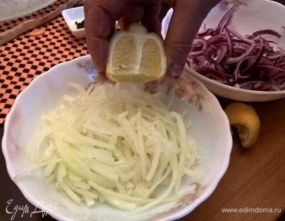 Лук — отдельная тема. Оставшийся лук нарезаем тонкими кольцами, но в уху не добавляем. Помещаем в глубокую емкость, выжимаем в него лимонные дольки. Процедурой маринования лимоном можно пренебречь, хотя он очень гармоничен в рыбных блюдах. Для цветности я взяла еще и синий лук — от лимонного сока он приобретает красивый пурпурный оттенок. Но просто белого вполне достаточно. И уж если вы используете синий с белым луком, то не стоит их смешивать, чтобы не окрасился белый лук — он еще пригодится в этом цвете.