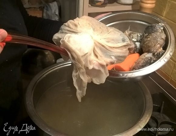 Пока мы подготавливали овощи, бульон сварился. Готовность бульона можно определить по моркови: если она мягкая, то бульон достаточно наварился. Извлекаем из него все, что там варилось, и выбрасываем, а вернее, отдаем окрестным котикам — у них тоже будет праздник. Ну, разве что, если рыбьи головы крупные, то их можно разобрать и достать оттуда мясо, чтобы впоследствии вернуть его в юшку (но не сейчас!)